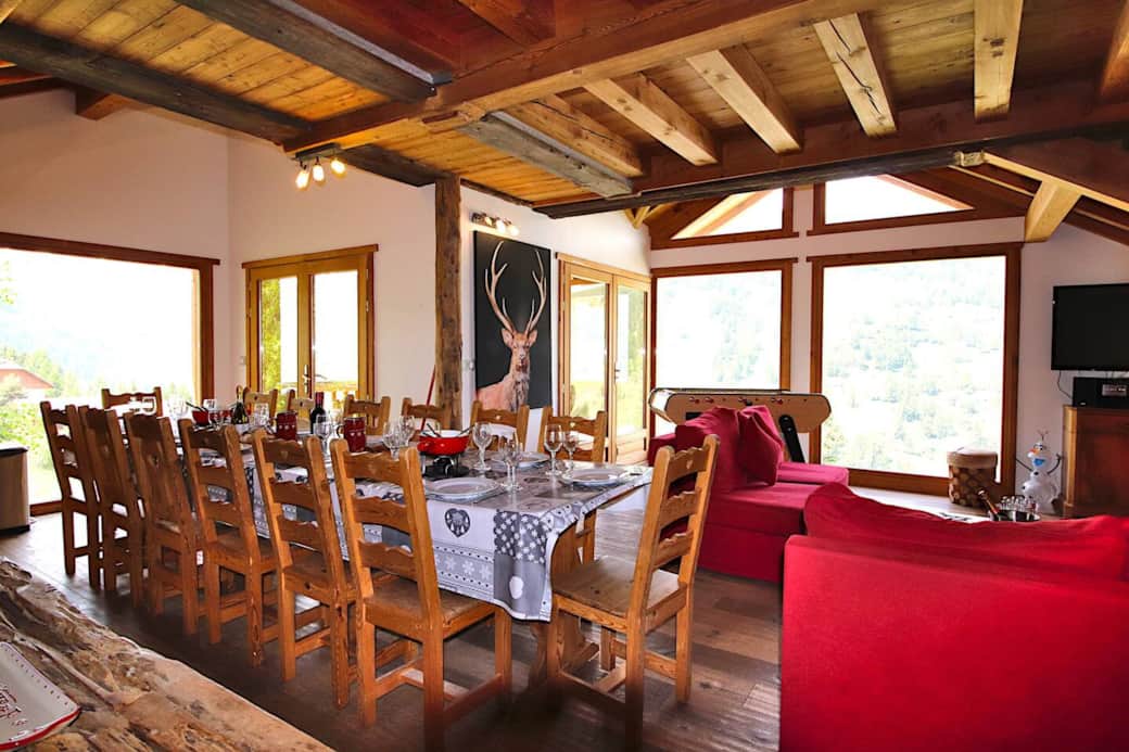 La salle à manger qui ouvre sur la cuisine. La table peut accueillir 14 personnes. Au fond, la porte vitrée donne accès à la terrasse avec un BBQ et une table pour manger dehors. La salle à manger qui ouvre sur la cuisine. La table peut accueillir 14 personnes. Au fond, la porte vitrée donne accès à la terrasse avec un BBQ et une table pour manger dehors.