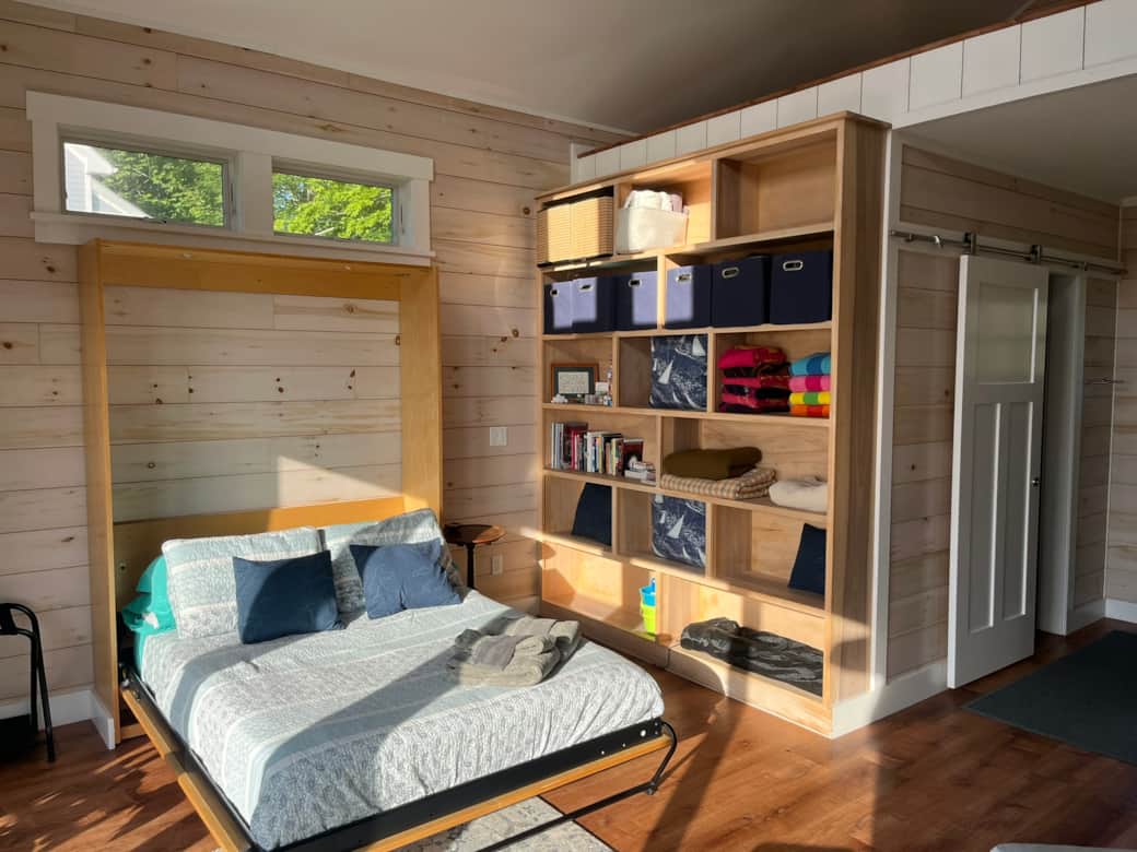 Light-filled retreat! Cozy Murphy bed & sofa. Relax with a book or enjoy the deck. Simple & bright.