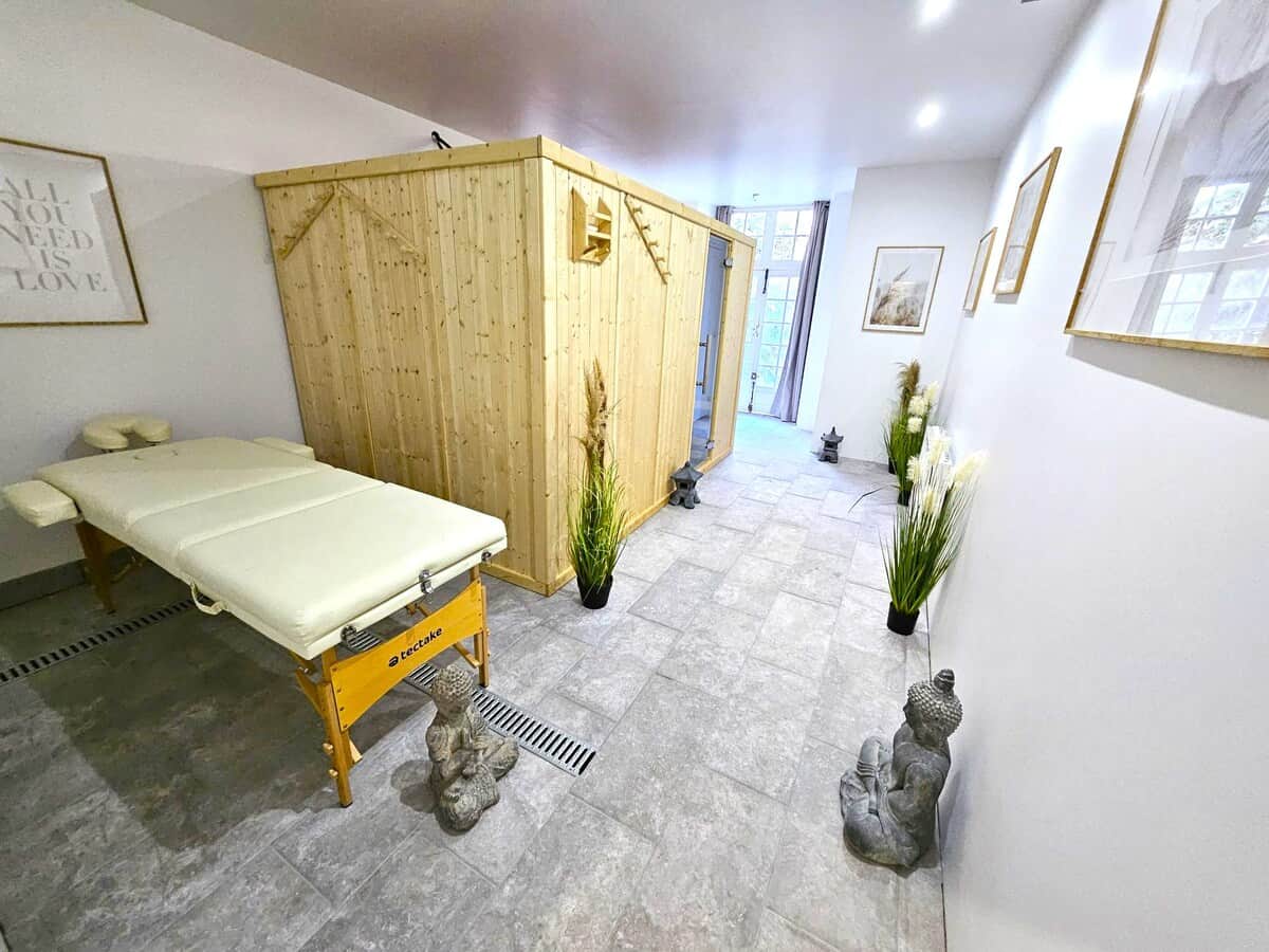 SAUNA / JACUZZI

Jacuzzi 5 personnes et sauna traditionnel 9 personnes.

1 session offerte de 2h30 (fermé le soir).
Option session supplémentaire payante: 250€