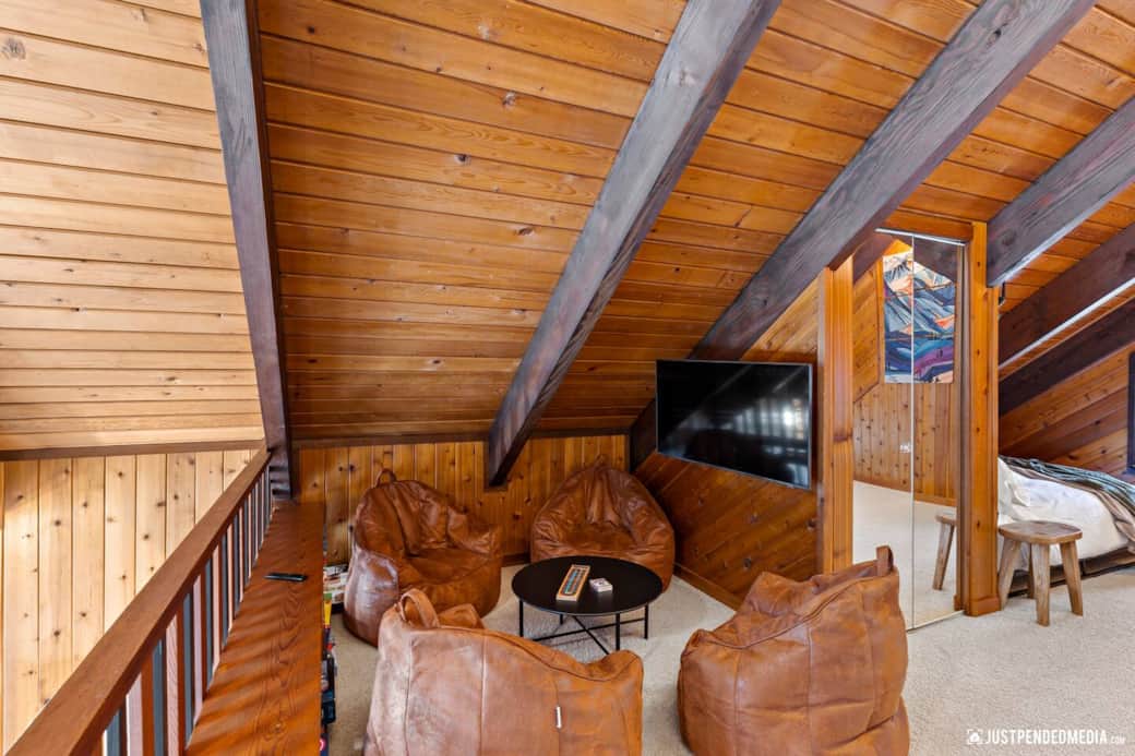 loft with game / tv area