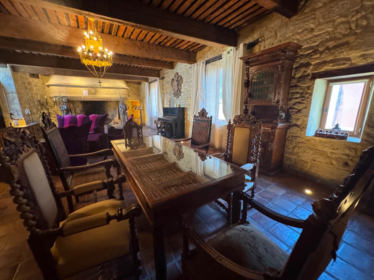 Salon, chaises, armures, cheminée