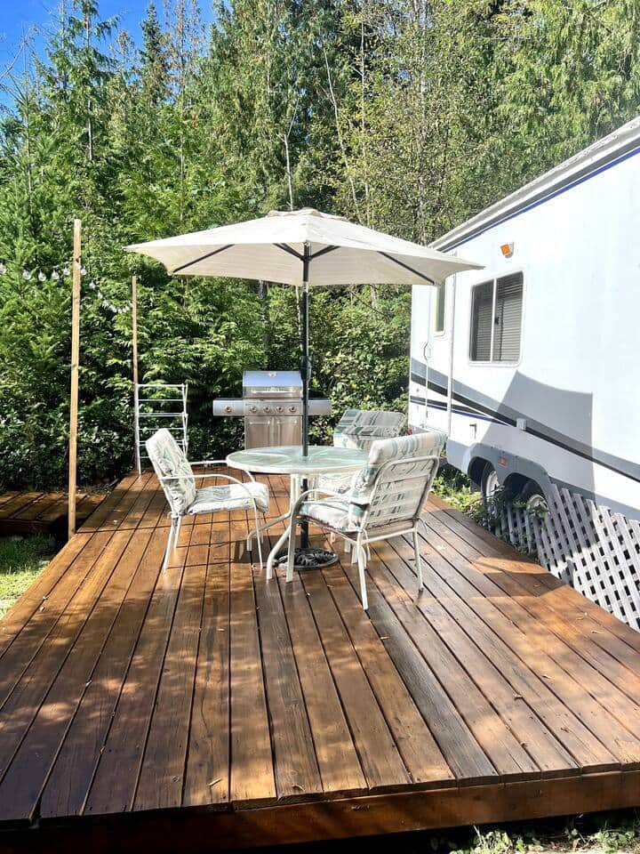 Beautiful deck with Patio Set and BarBQ Beautiful deck with Patio Set and BarBQ