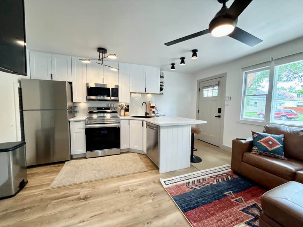 This kitchen is giving “tiny but mighty” in all the best ways! Fully stocked, super sleek, and begging for a morning pancake session. Whether you’re sipping wine at the island or whipping up breakfast, this space makes cooking feel like a treat!