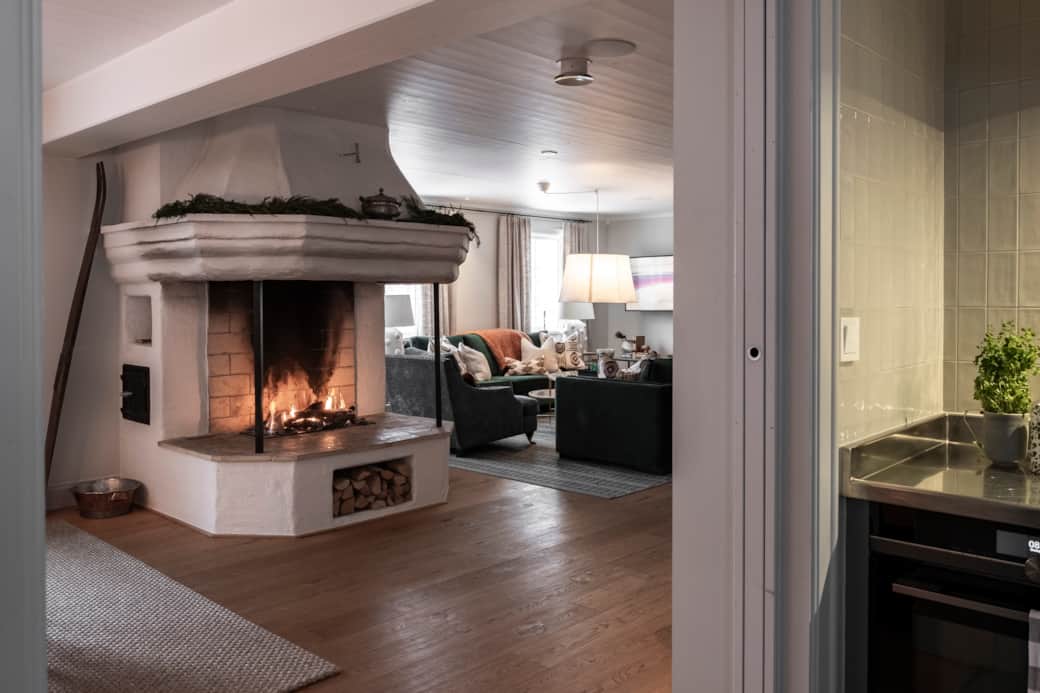 Stor öppen spis som sprider värme och känsla i hela huset.  Stor öppen spis som sprider värme och känsla i hela huset.