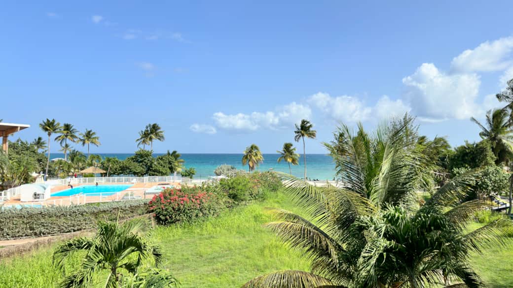 Vue sur la piscine et la plage de l'hôtel Arawak -Studio Maripa - Tropik Home Vue sur la piscine et la plage de l'hôtel Arawak -Studio Maripa - Tropik Home