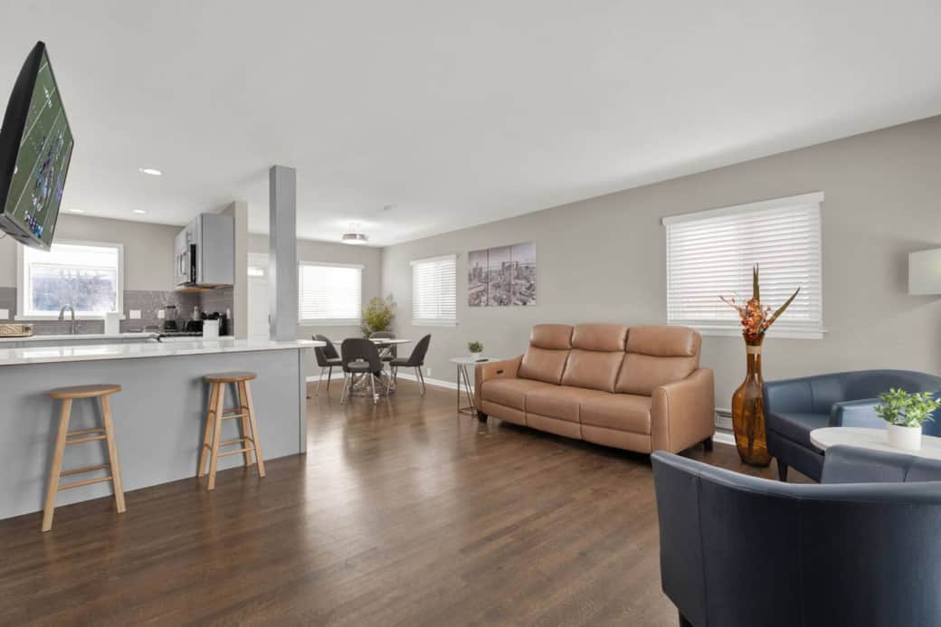 • Smart TV
• Comfortable Seating
• Spacious
⟬main level⟭