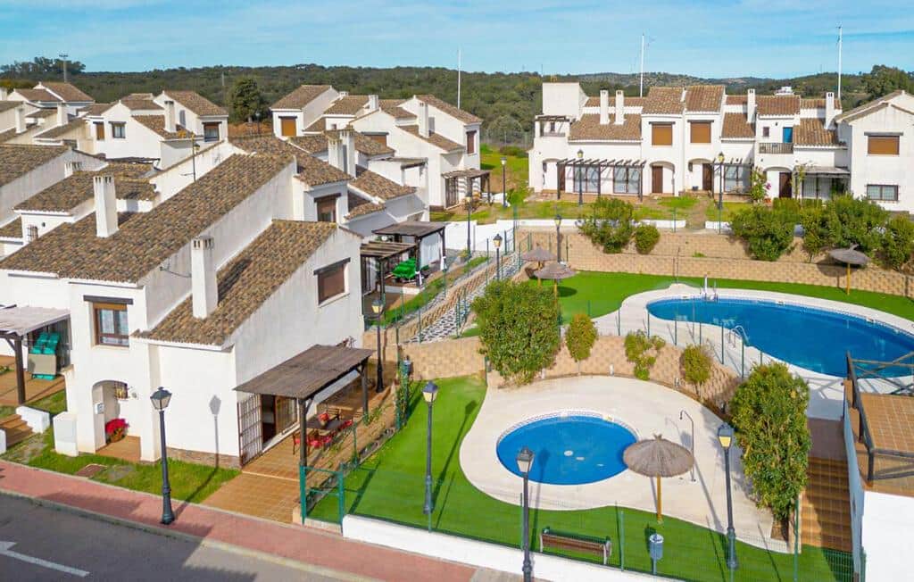Urbanización Residencial La Algara con zonas verdes y piscinas