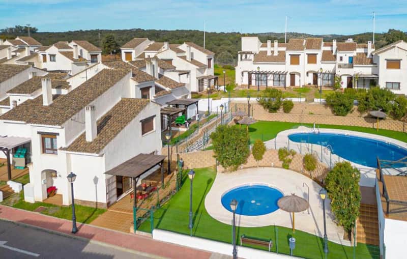 Vista de la urbanización con las piscinas comunitarias
