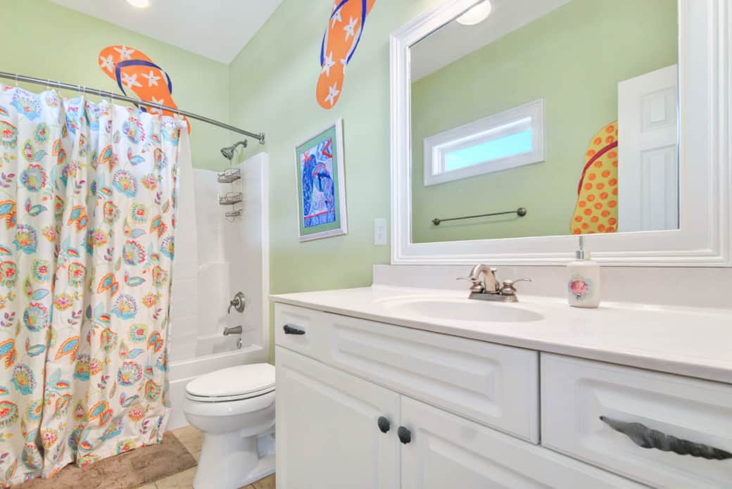 Queen bedroom en suite bathroom