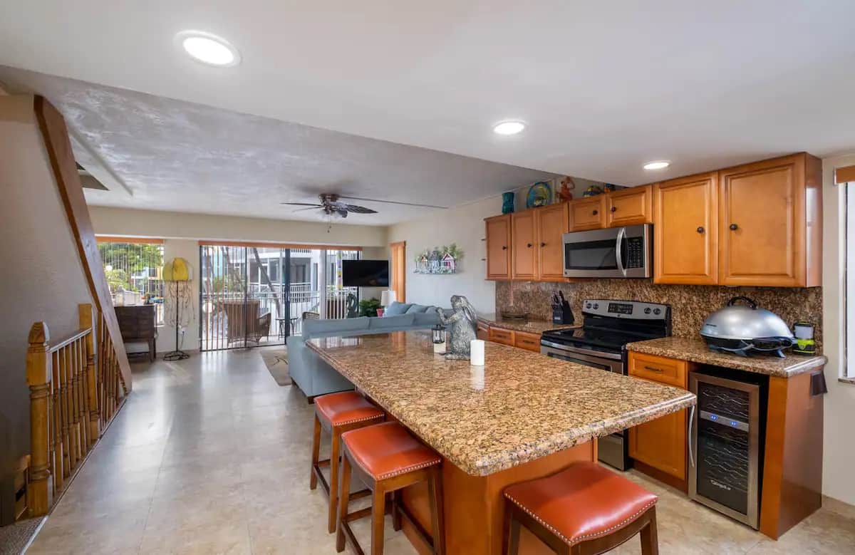 Dining room, kitchen Living room and Screened in patio. (2nd floor) (Seats 6)