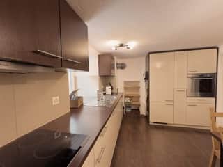 Moderne, voll ausgestattete Küche. Kochen wie Zuhause