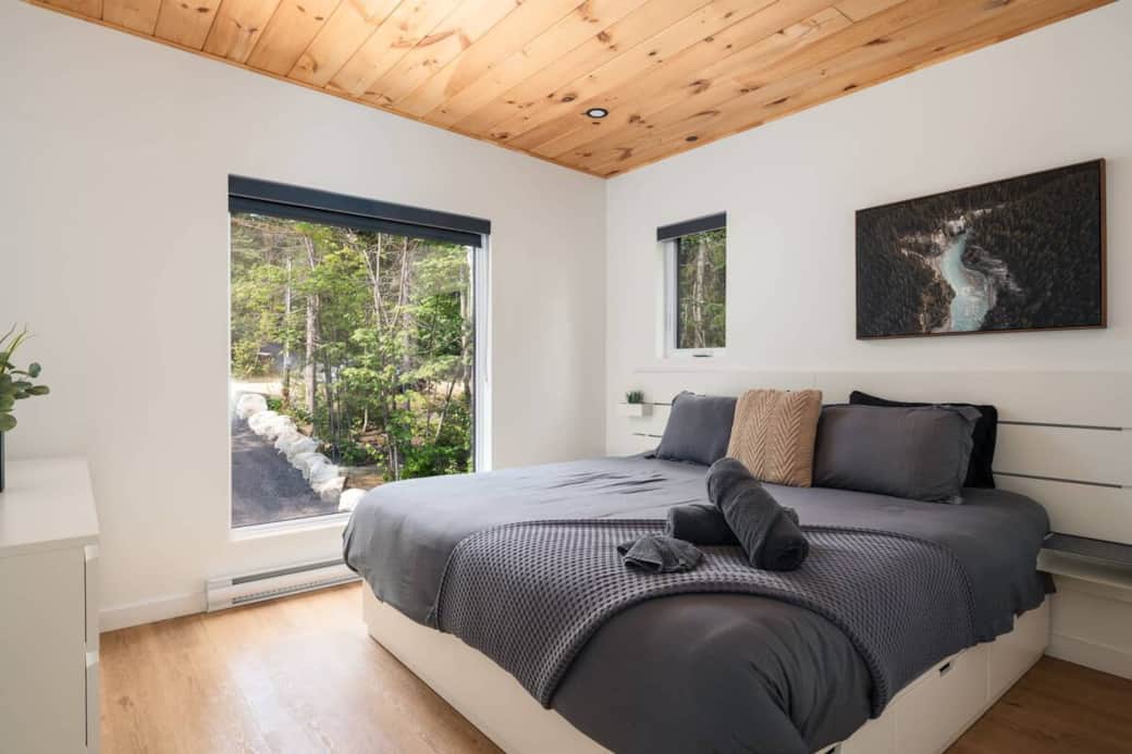 Lit king chambre à l'étage