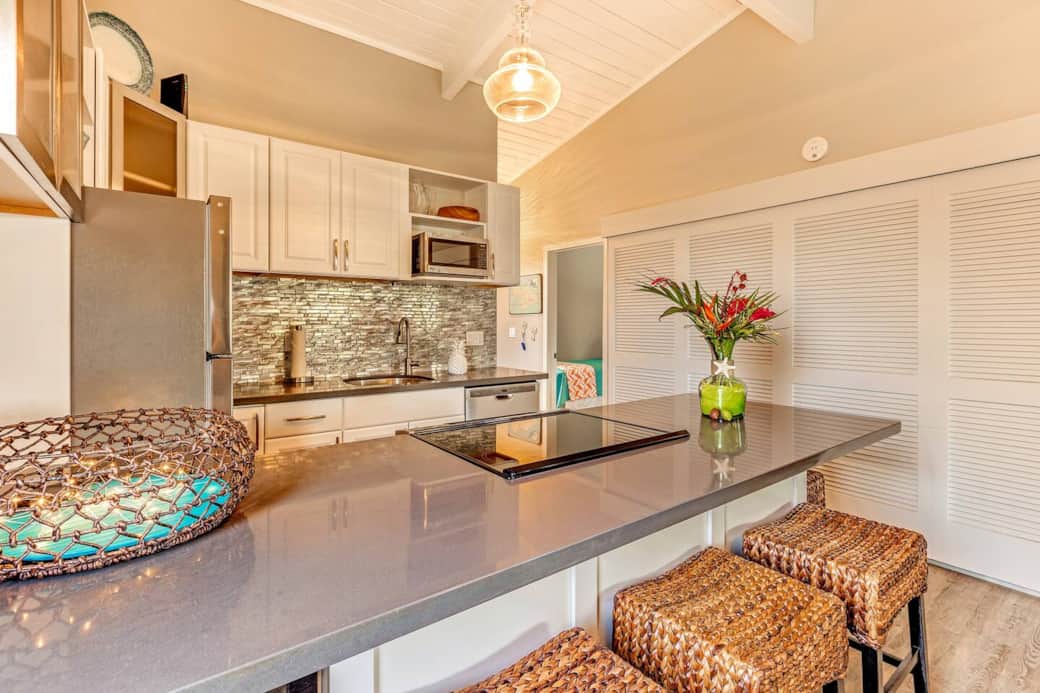 Breakfast bar seats 4 guests. Breakfast bar seats 4 guests.