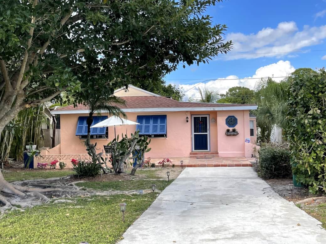 Enjoy -Plenty of parking PLUS Front patio with 4-chairs, umbrella and table with mature landscaping in a relaxing FL vibe! Enjoy -Plenty of parking PLUS Front patio with 4-chairs, umbrella and table with mature landscaping in a relaxing FL vibe!