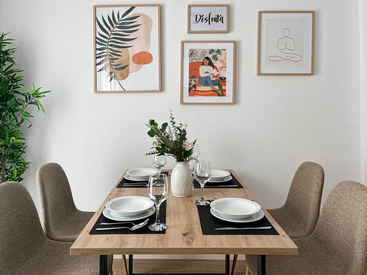 El salón dispone de mesa y sillas de comedor para que puedas comer en casa si te apetece.