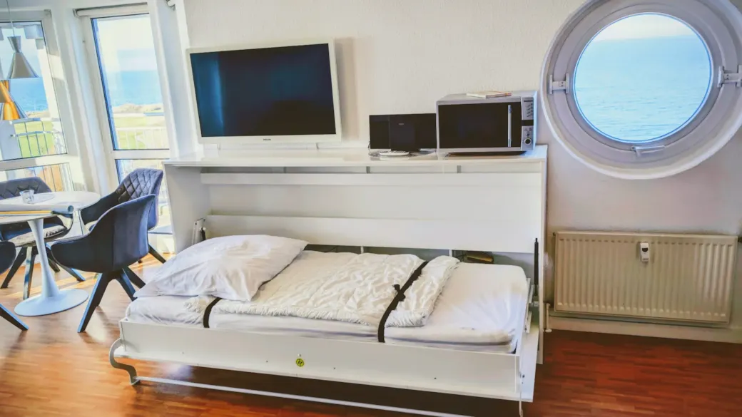 Wohnbereich mit Klappbett und Blick auf die Ostsee - Wohnzimmer Wohnbereich mit Klappbett und Blick auf die Ostsee - Wohnzimmer