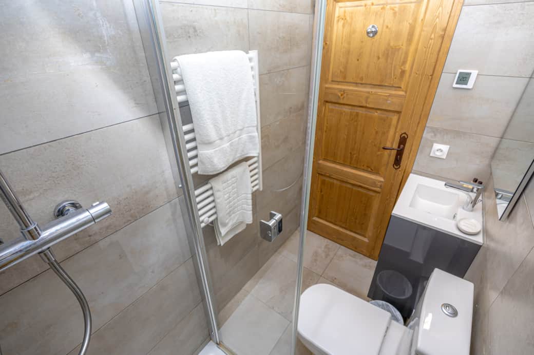 Shower Room Opposite Bleu-Rouge bedrooms