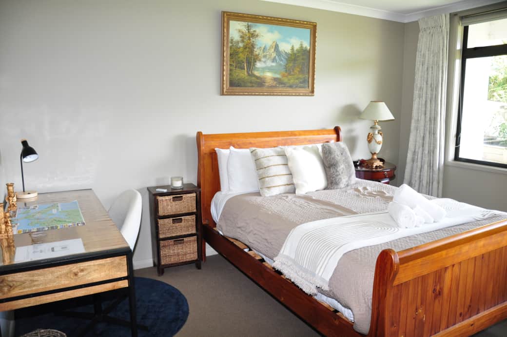 Main bedroom - bed and desk