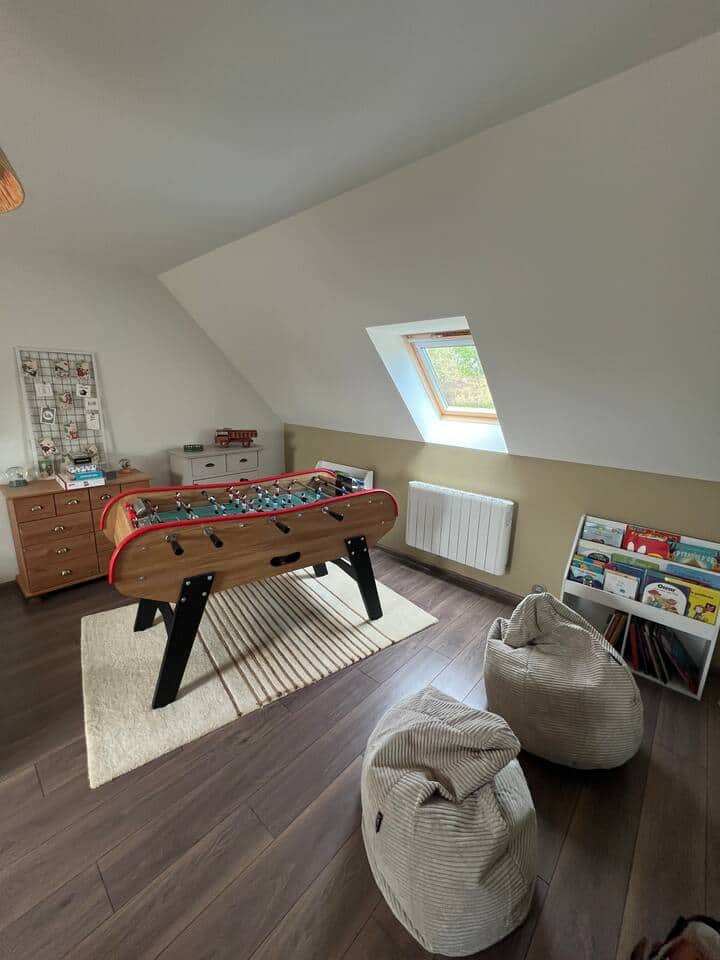 Le coin salle de jeu dans le dortoir avec Babyfoot, coin lectures et jeux pour les enfants