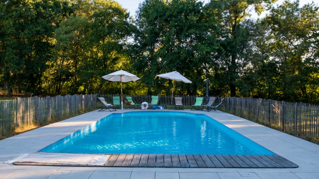 Grande piscine de 11 × 5 m, prolongée par un escalier roman de 5 m de diamètre.