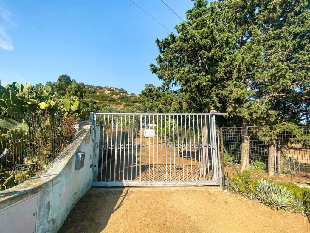 Ingresso privato con cancello carrabile, immerso nel verde. L'accesso è riservato agli ospiti e garantisce privacy e sicurezza durante il soggiorno.