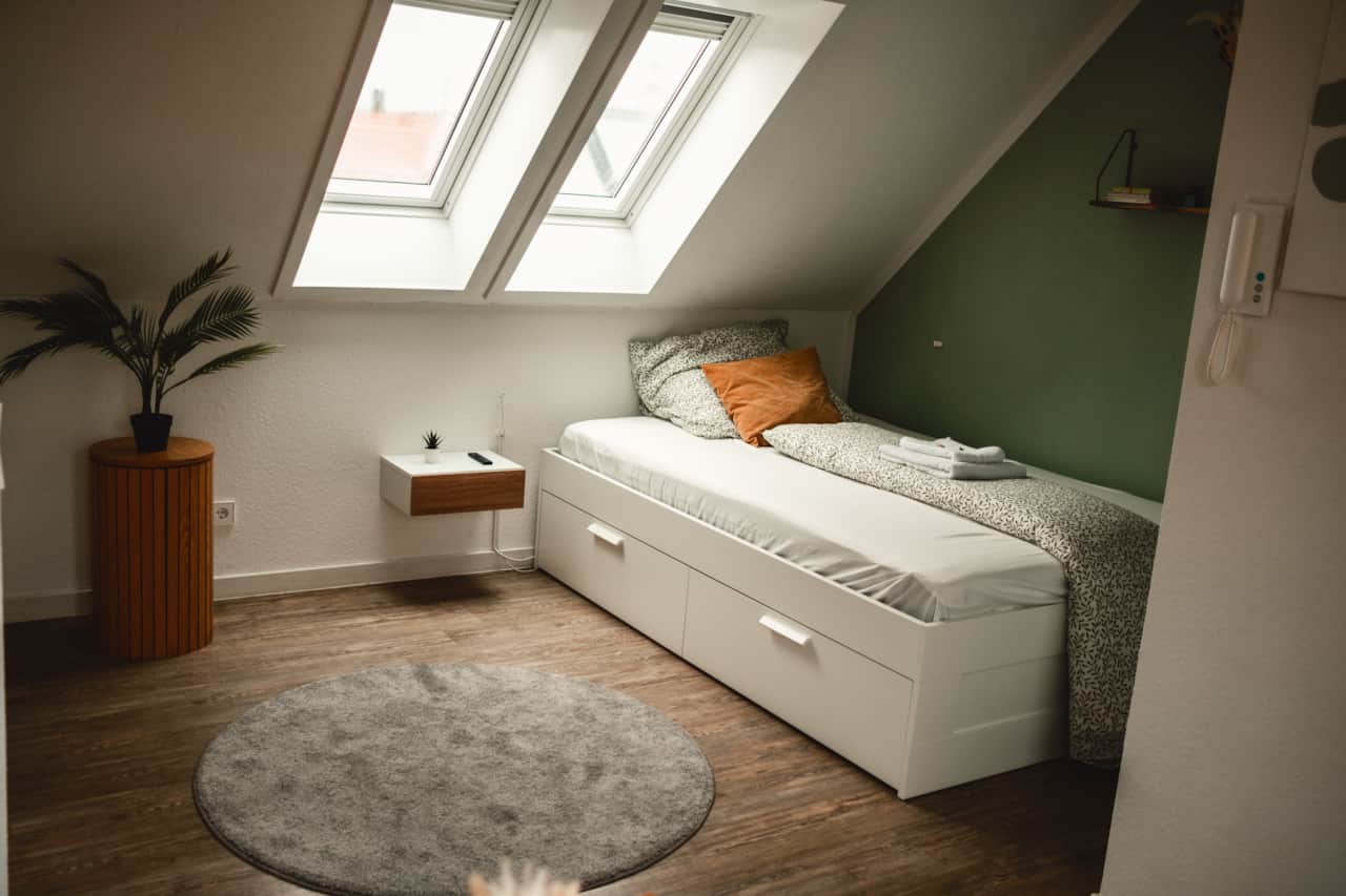 Wohn- und Schlafbereich im Teck Loft mit Dachfenster