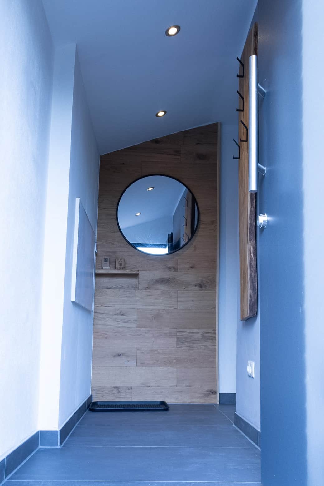 Eingangsbereich: Garderobe und Kleiderhaken im klaren Eichendesign.