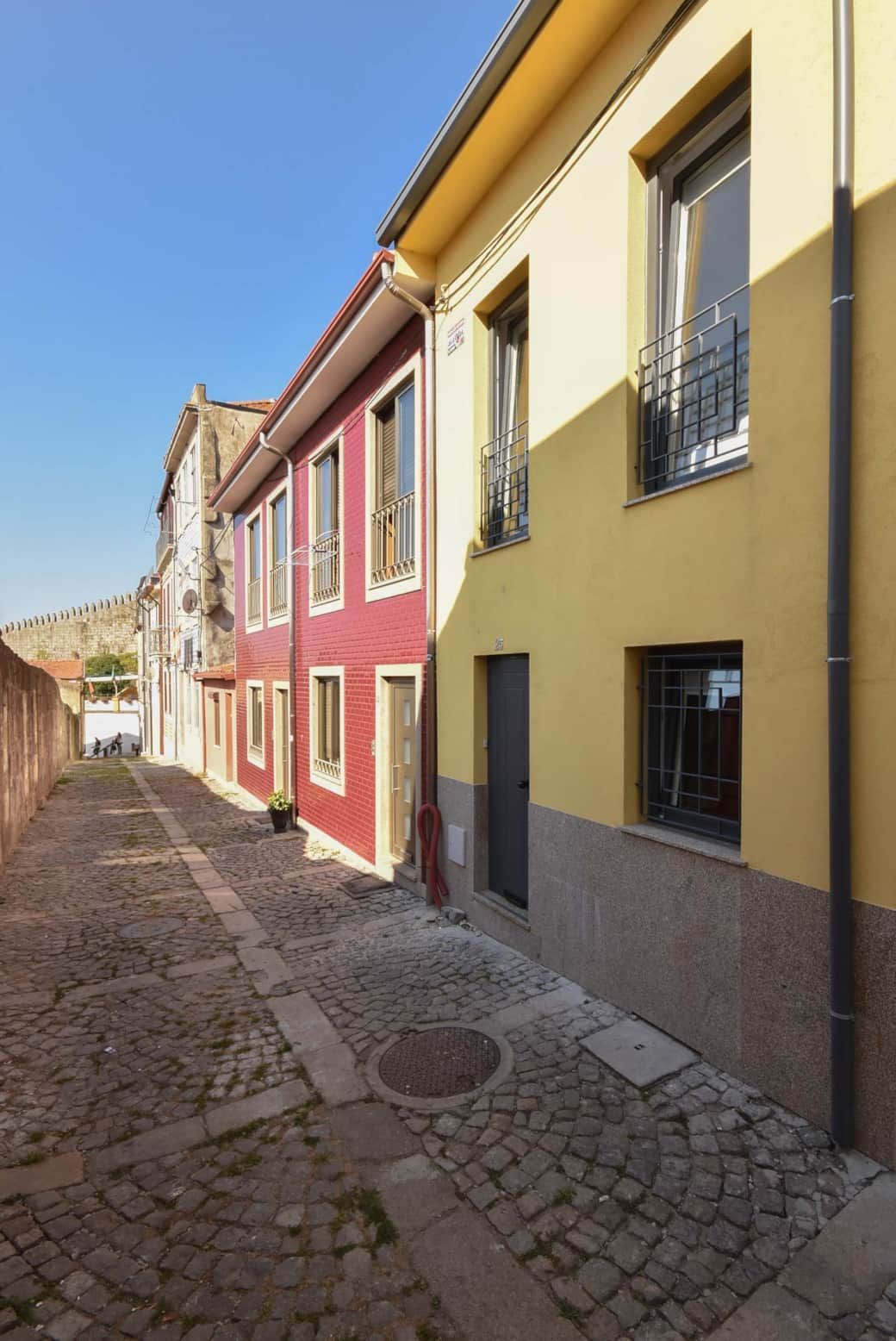 The house is located on a traditional cobbled lane beside the ancient Fernandina Wall.