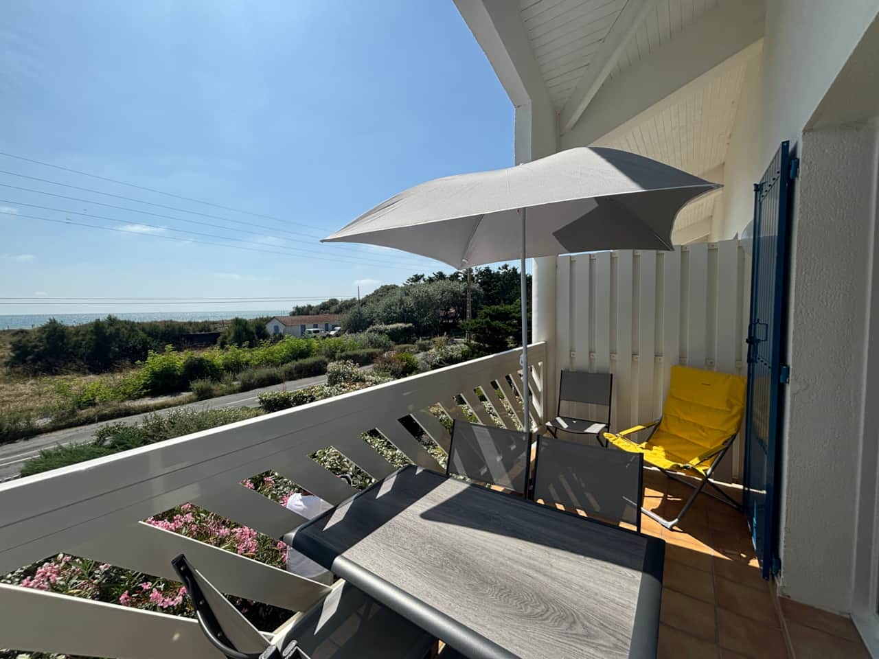 Furnished balcony with ocean view, table and chairs