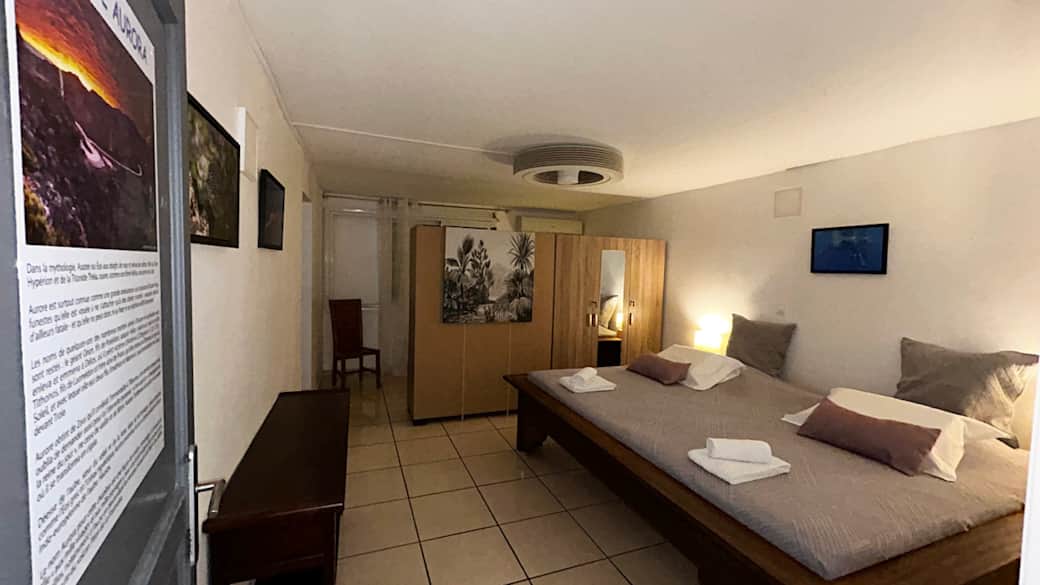 AURORA ROOM: ELECTRIC ROLLER SHUTTERS FOR BETTER SLEEP