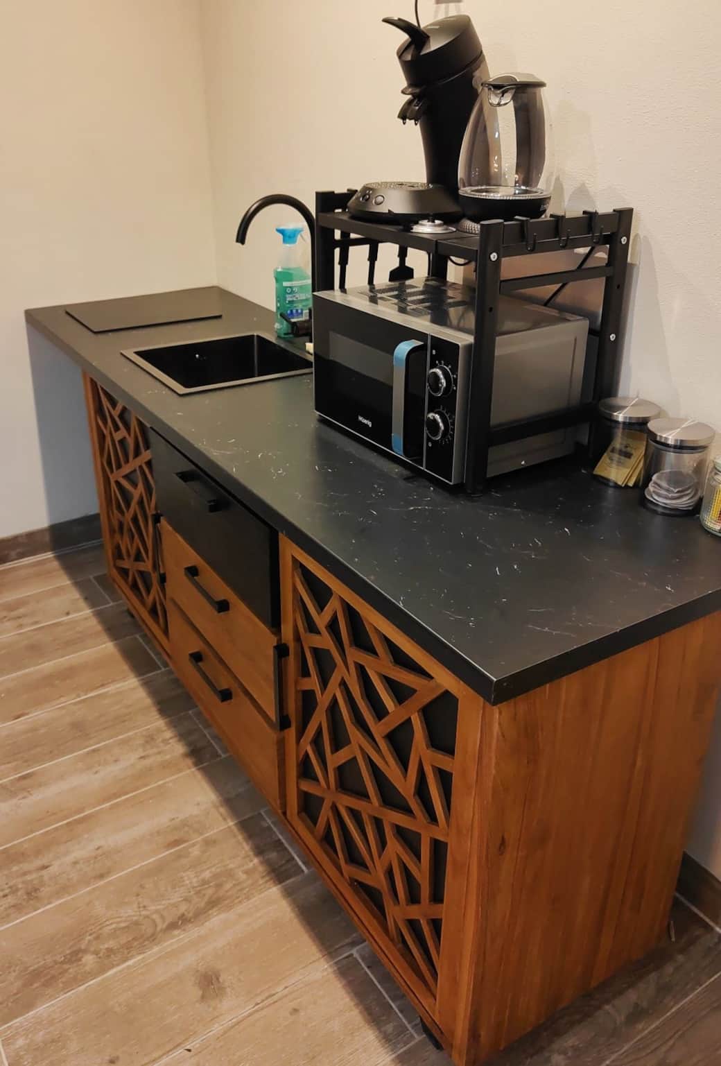 kitchenette avec frigo mini bar, cafetière, bouilloire, plaque à induction et micro ondes.