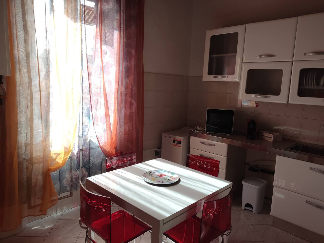 Cucina con tavolo da pranzo