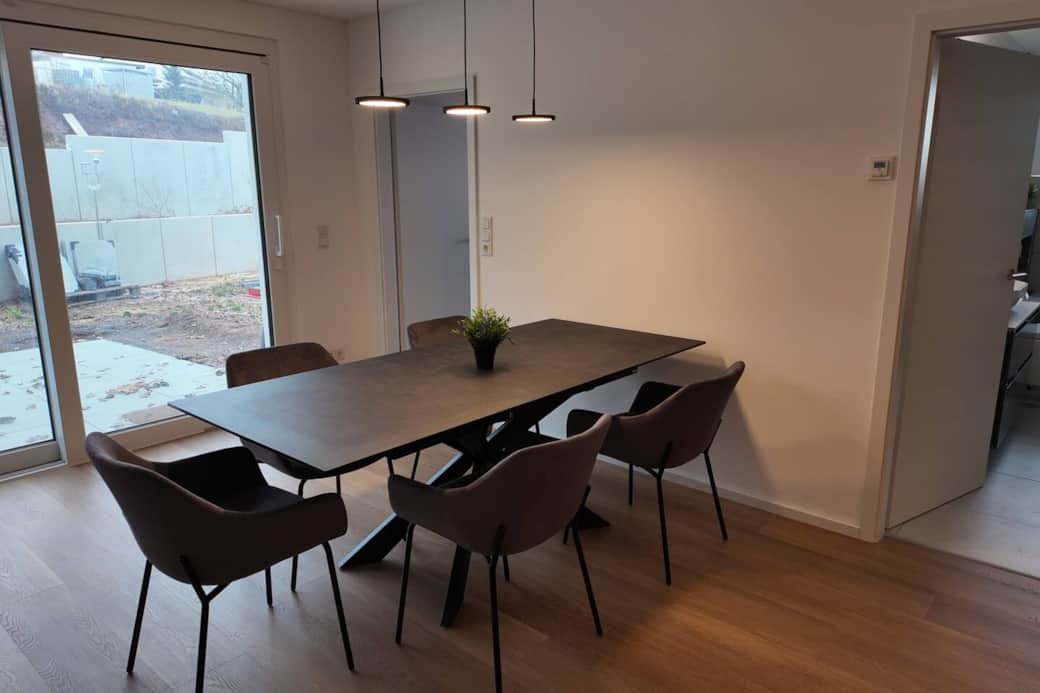 Großer Esstisch im offenen Wohnzimmmer/Küchenbereich