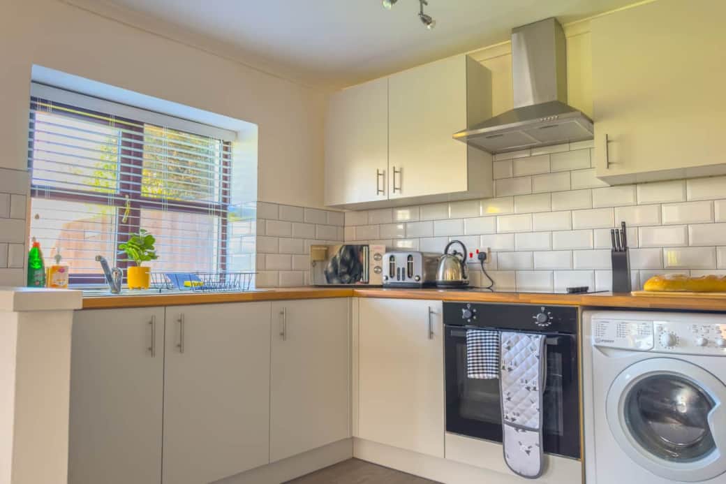 Fully equipped kitchen with washing machine, oven, coffee machine, toaster, stove 