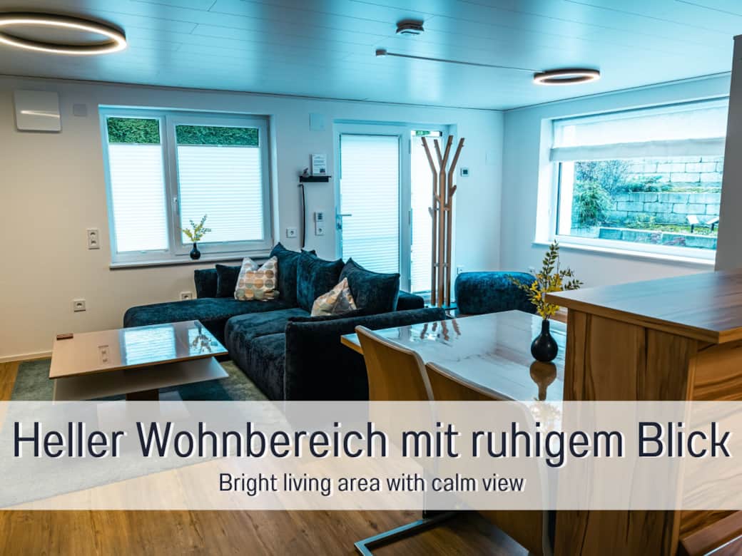 Heller Wohnbereich mit Tageslicht und ruhigem Blick