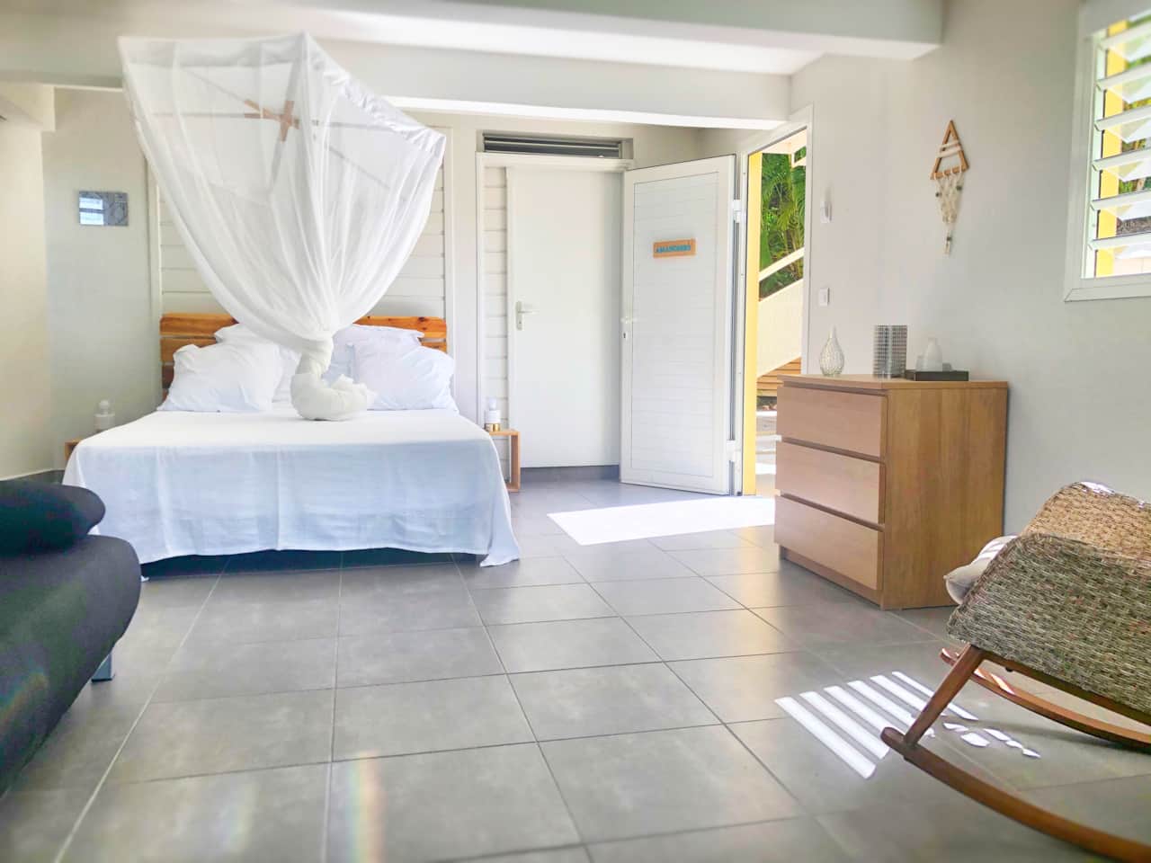 La chambre et le coin salon