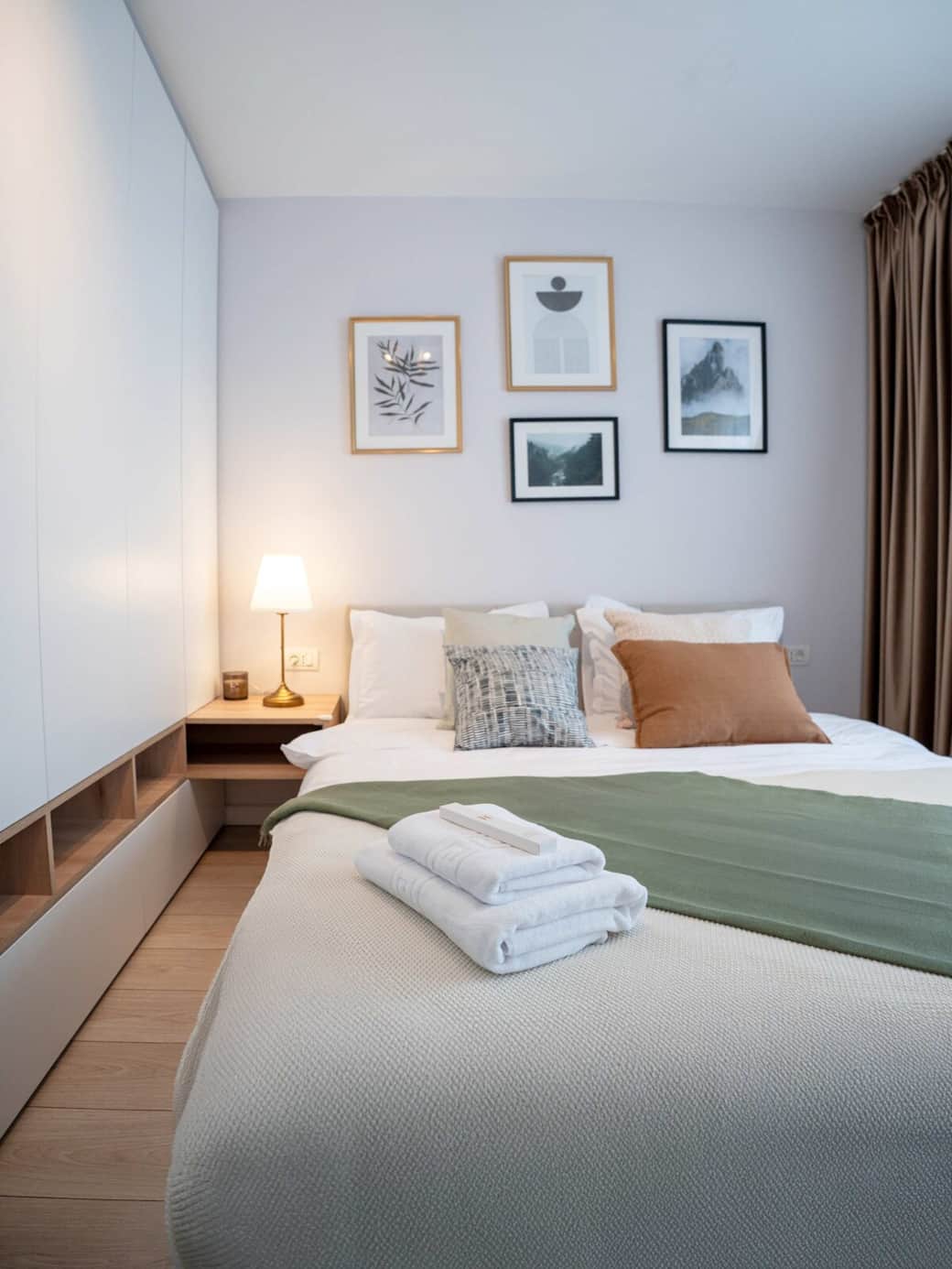 160 cm bed with premium sheets and towels