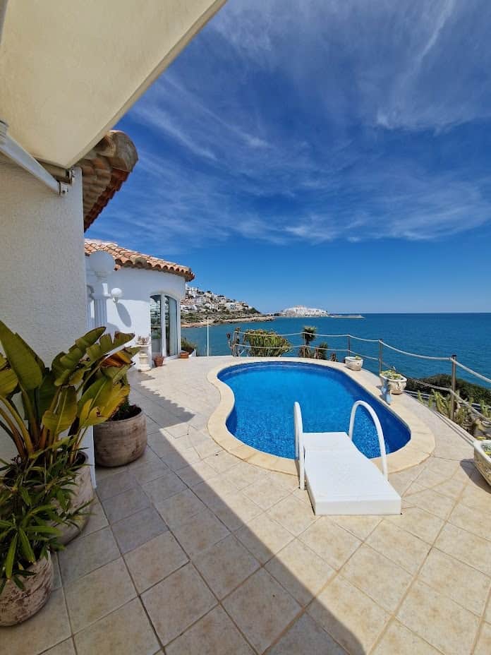 Infinity-style pool terrace with panoramic sea and castle views — Villa Vogue, Peñíscola Infinity-style pool terrace with panoramic sea and castle views — Villa Vogue, Peñíscola