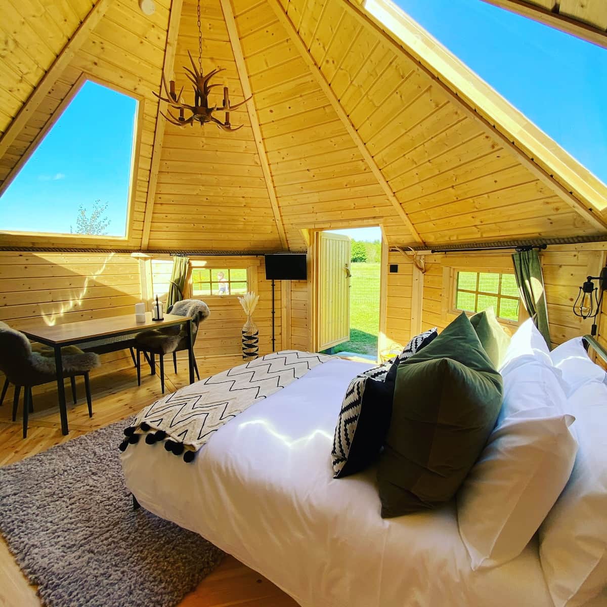 Main room with double bed