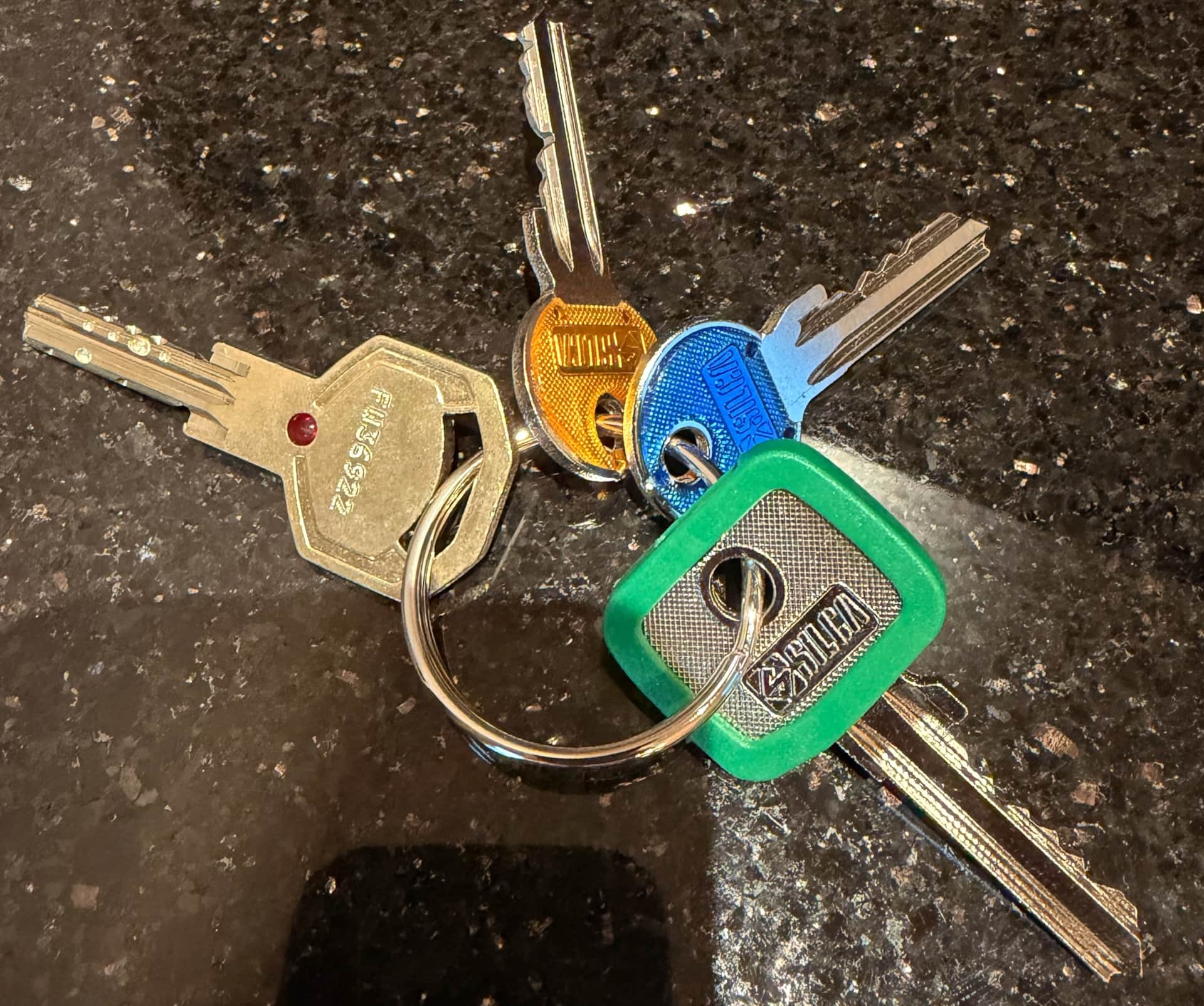Farbig gekennzeichnete Schlüssel der Ferienwohnung