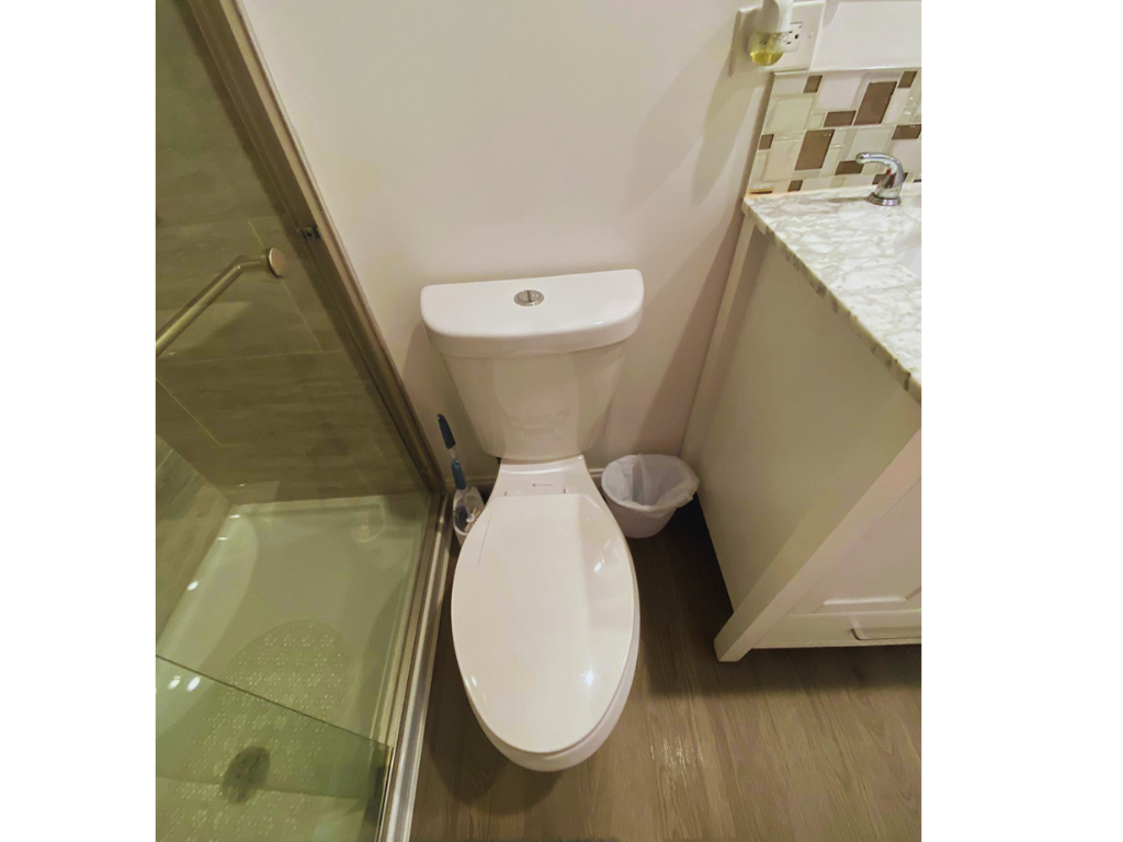 Immaculate and beautiful toilet available for your use. Lakeland, FL Immaculate and beautiful toilet available for your use. Lakeland, FL