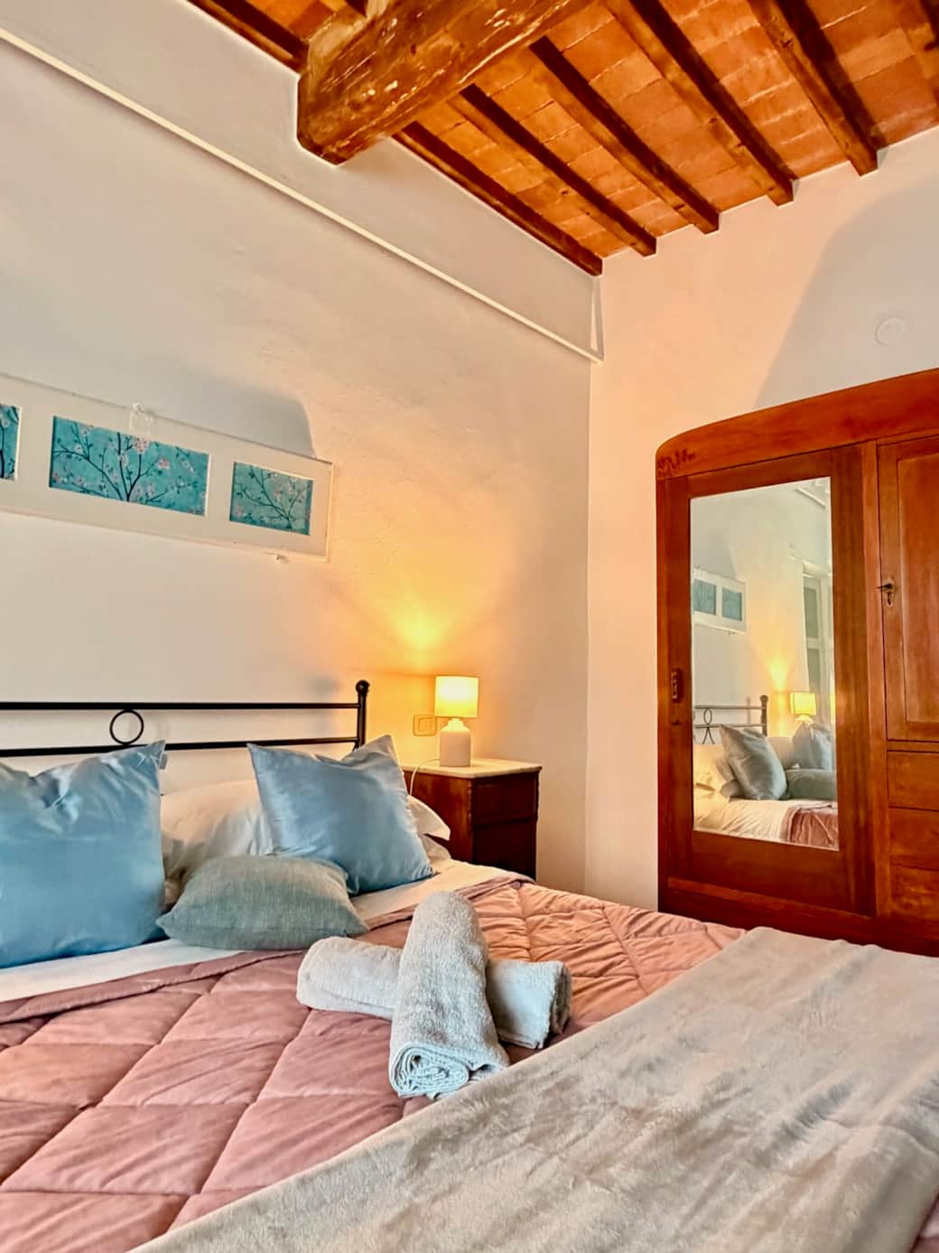 The room is carefully decorated with a mix of rustic charm and contemporary comforts. The room is carefully decorated with a mix of rustic charm and contemporary comforts.