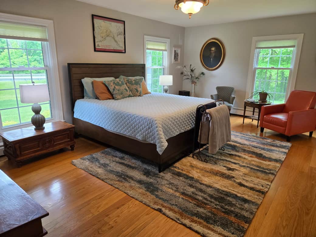 King bedroom with desk and private seating area King bedroom with desk and private seating area