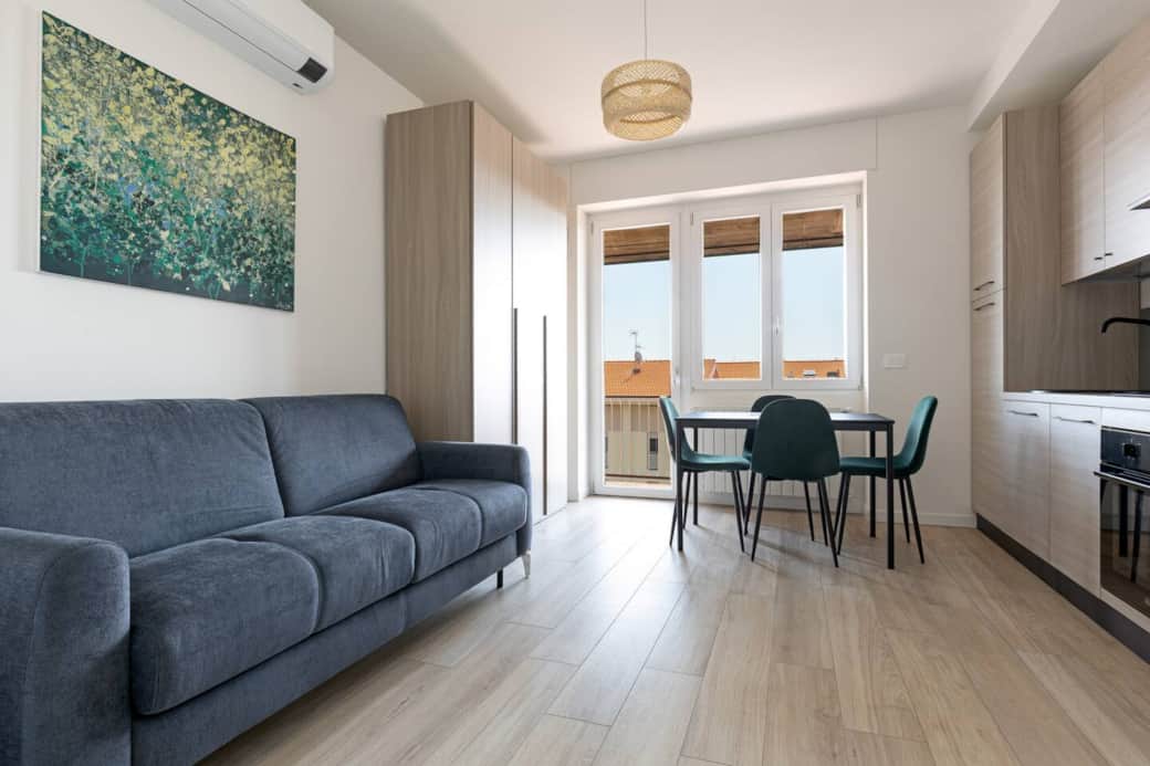 Zona living luminosa pensata per rilassarsi in totale comfort.