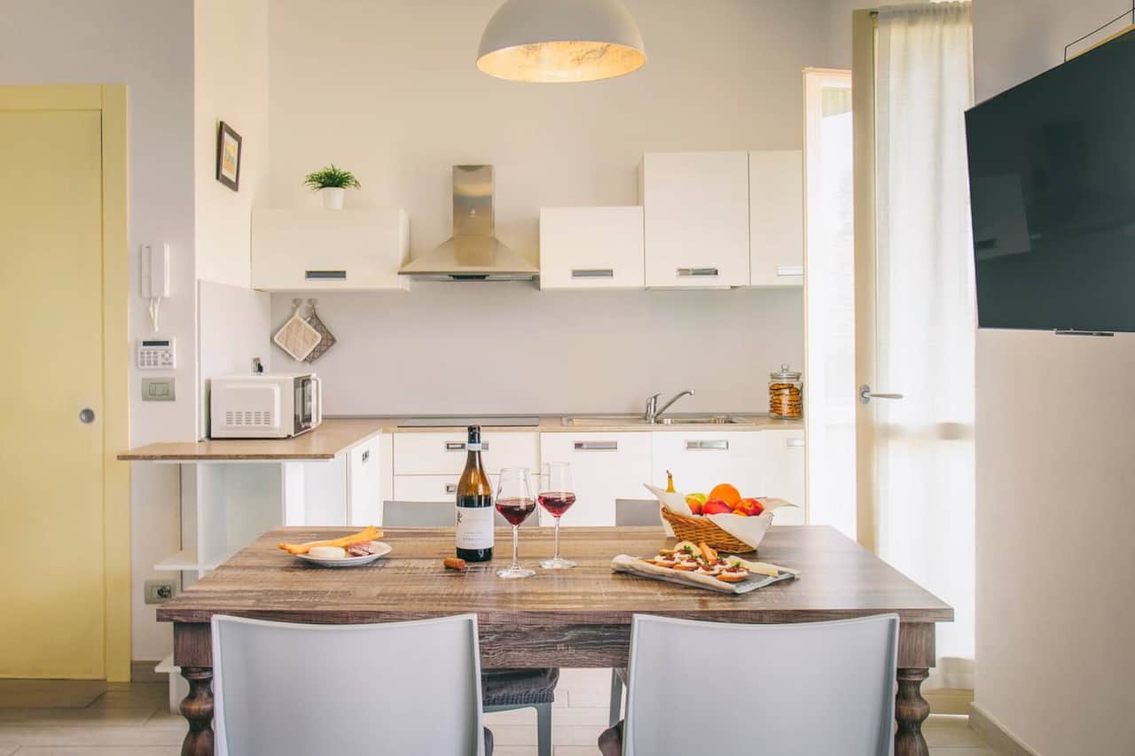 Cucina moderna e completa, un ambiente accogliente, funzionale e luminoso