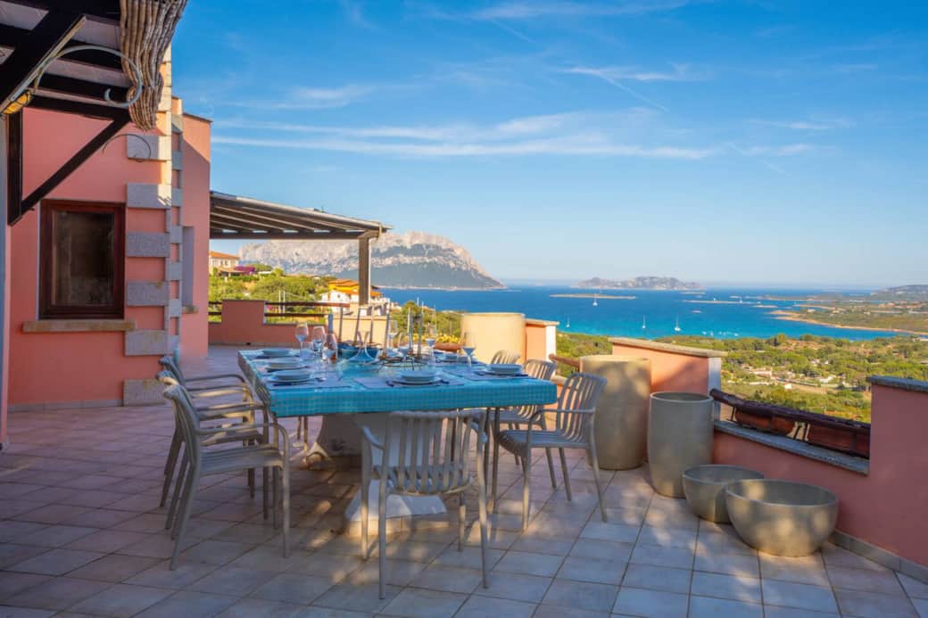 The villa opens entirely to the outside thanks to a vast terrace that surrounds it and which can be accessed from the main entrance and the living room. The villa opens entirely to the outside thanks to a vast terrace that surrounds it and which can be accessed from the main entrance and the living room.