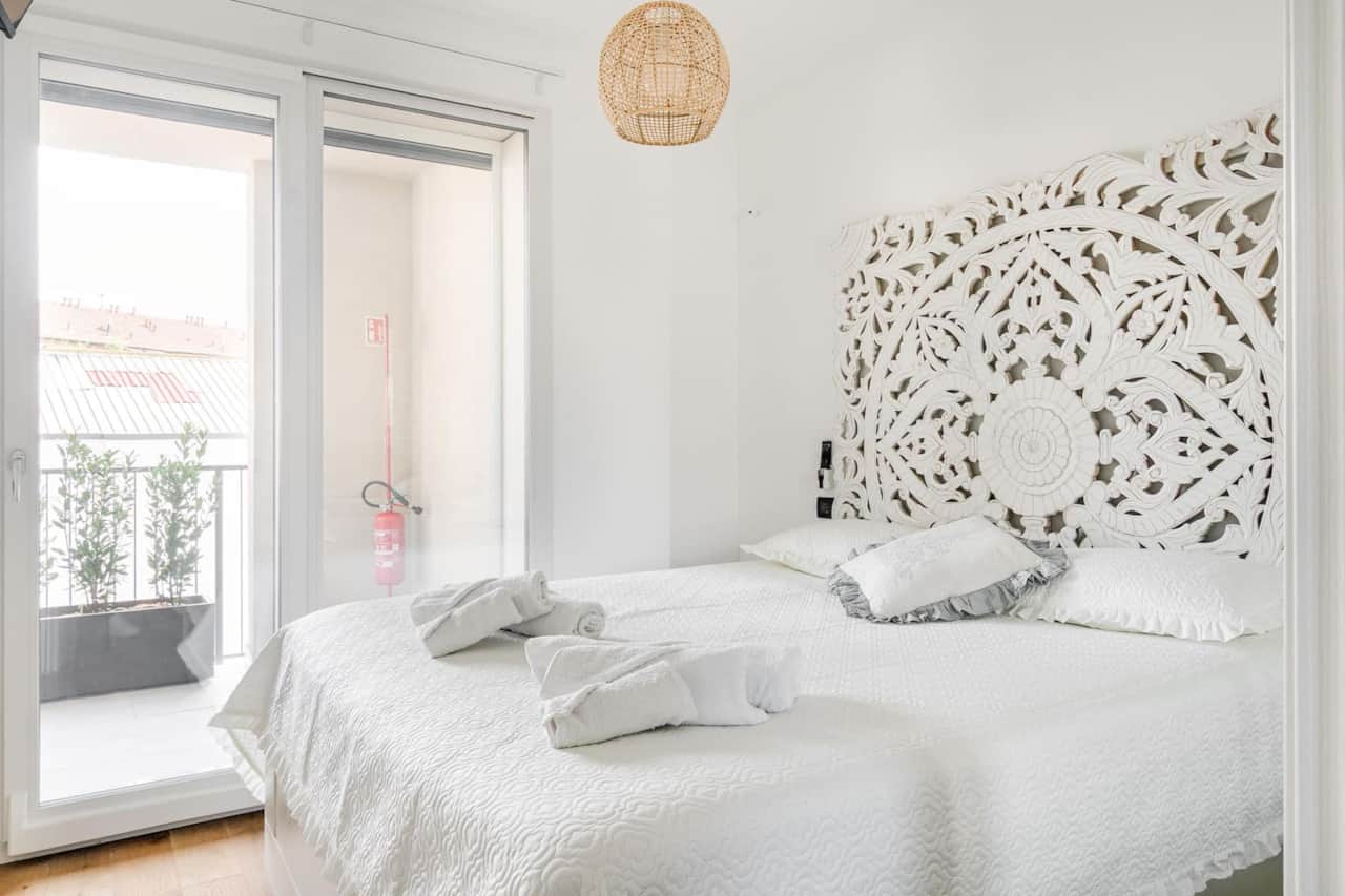 Ambiente luminoso, confortevole e silenzioso, con elementi shabby chic. Letto con materasso alto e molto comodo, allestito con biancheria di primario livello.