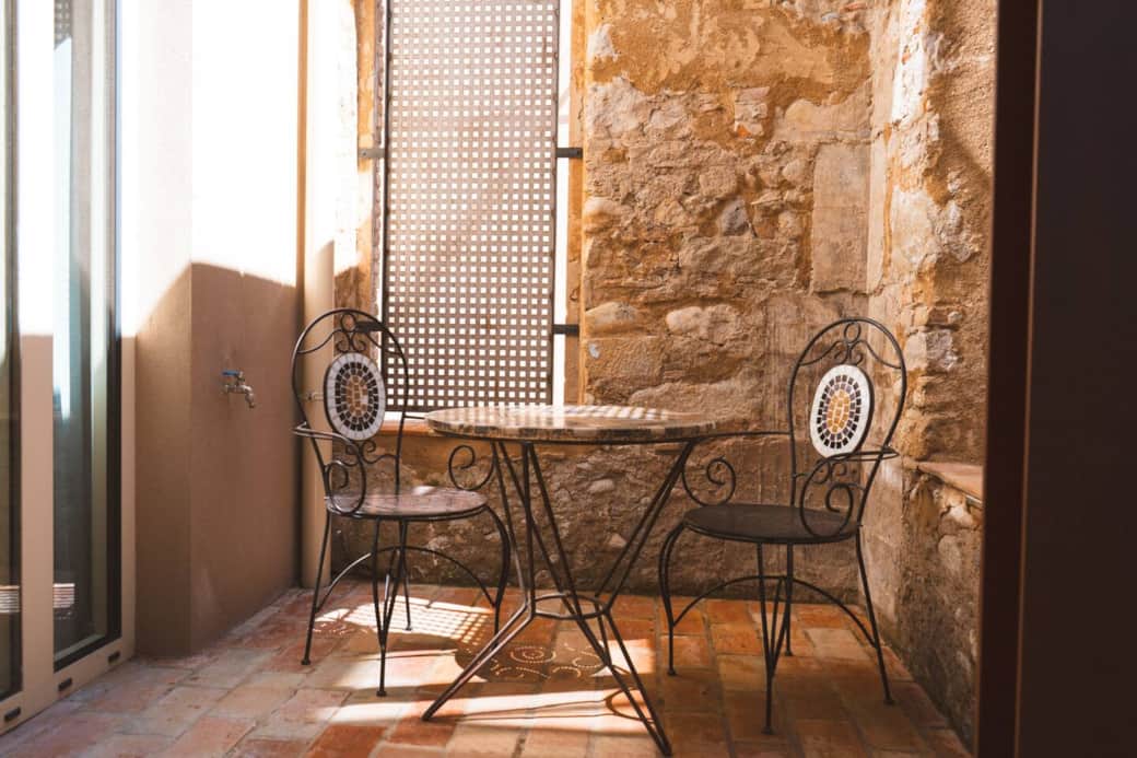 Patio con este rincón para disfrutar del café de la mañana o de un cigarrillo antes de dormir para aquellos a los que les guste fumar.