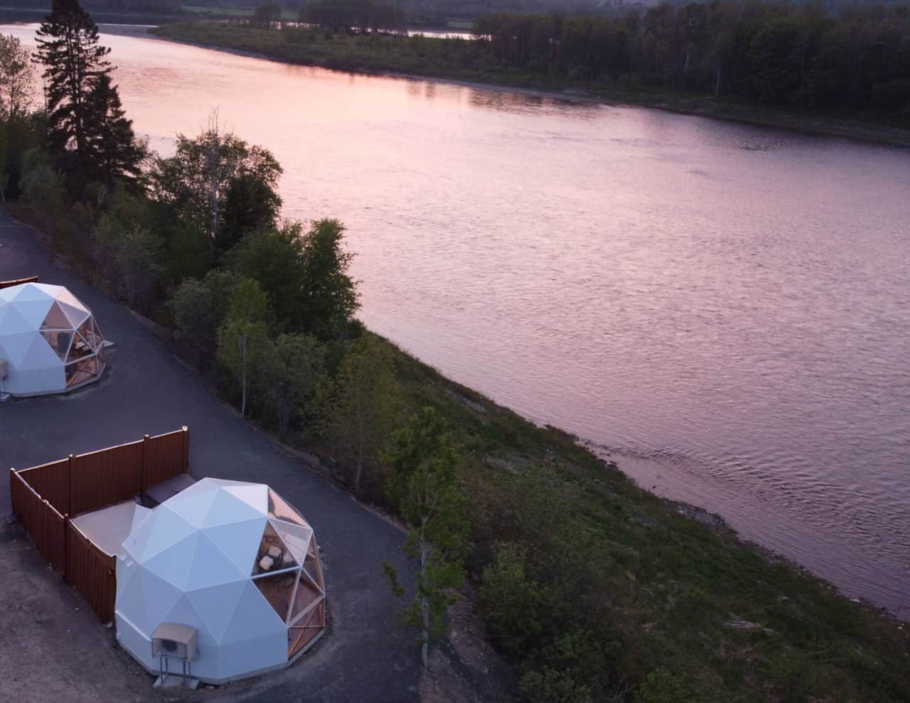 Pink-sky-glow-at-Appalaches-Domes-and-Spa-Geodomes-Canada-Old-Church-Cottages-Nouveau-Brunswick