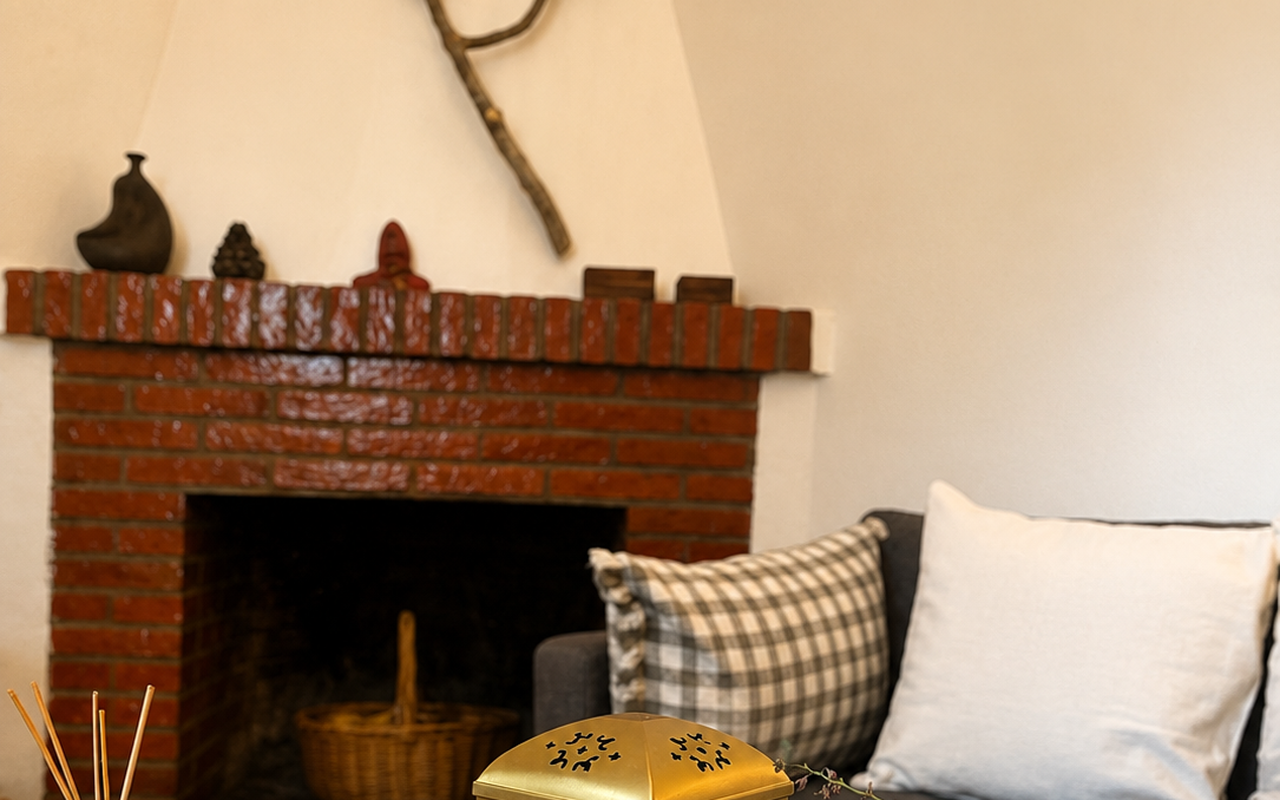 Chimenea de ladrillo en el salón de La Casilla